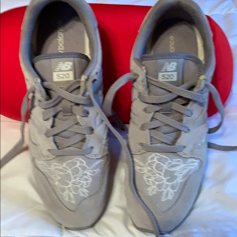 Women’s New Balance 520 Floral Snickers.